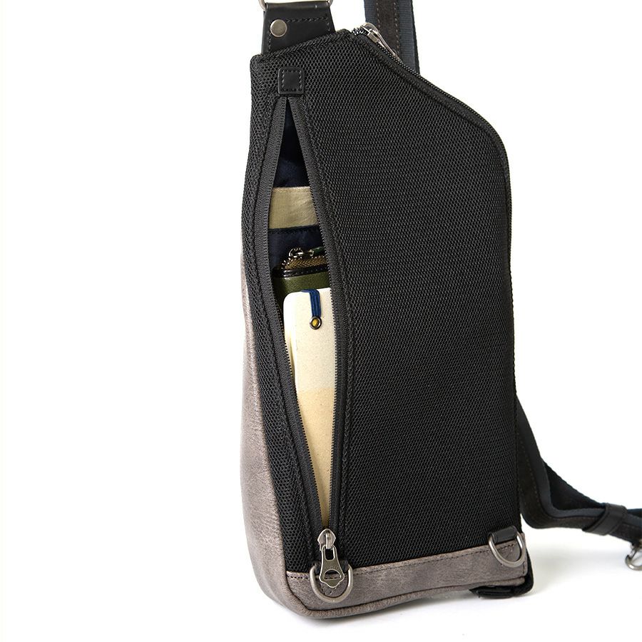 MOUSTACHE 薄マチボディバック 合皮×杢調ポリ BBB-4667