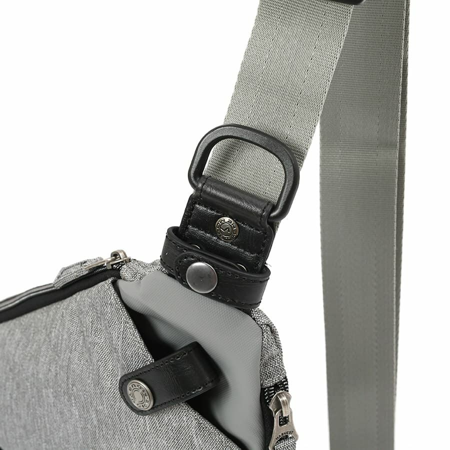 MOUSTACHE 2WAYボディバッグ(L) 杢調ポリ×コーティングポリ×合皮 JUO-4786