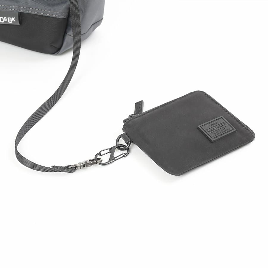 MOUSTACHE カラビナ付きミニ財布 撥水ポリエステル×牛革 KXX-4421