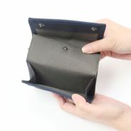 公式】 MOUSTACHE カラビナ付きコンパクト二つ折り財布 撥水