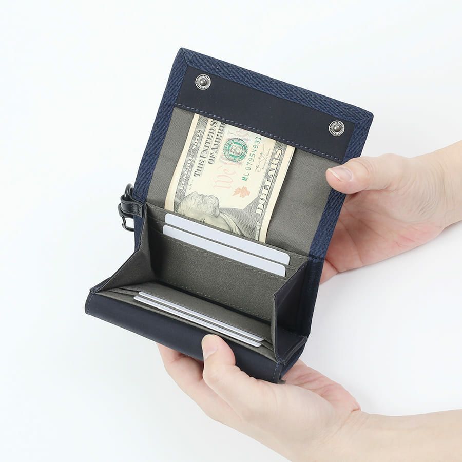 MOUSTACHE カラビナ付きコンパクト二つ折り財布 撥水ポリエステル×牛革 KXX-4422