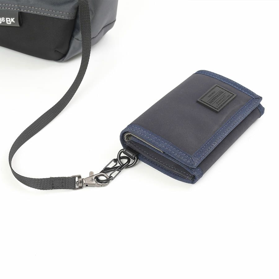 MOUSTACHE カラビナ付きコンパクト二つ折り財布 撥水ポリエステル×牛革 KXX-4422