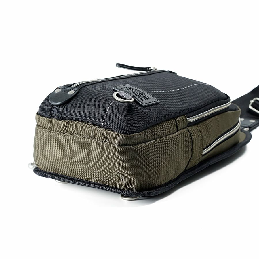 MOUSTACHE ボディバッグ ポリエステル×合皮 JJL-0320