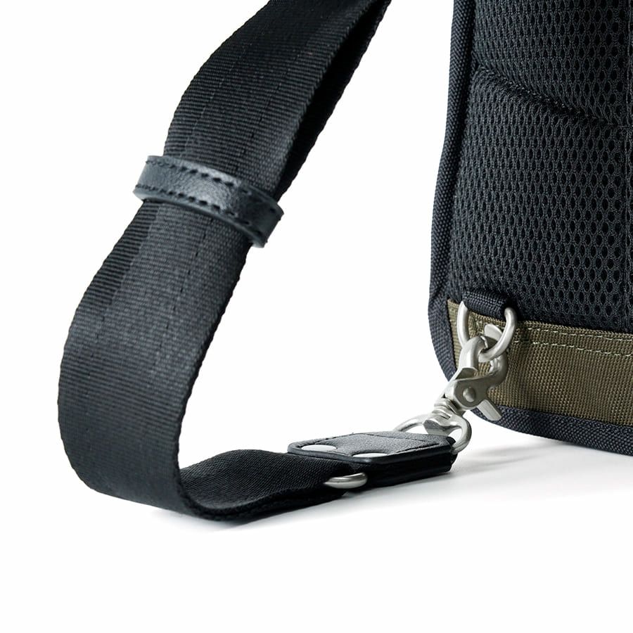 MOUSTACHE ボディバッグ ポリエステル×合皮 JJL-0320